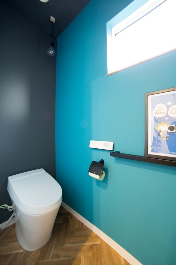 ブルーの壁がかわいいトイレ