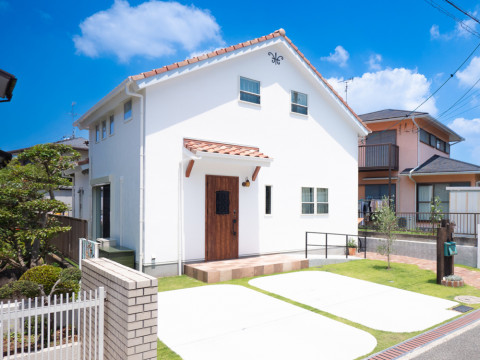 真っ白でかわいい三角屋根の家