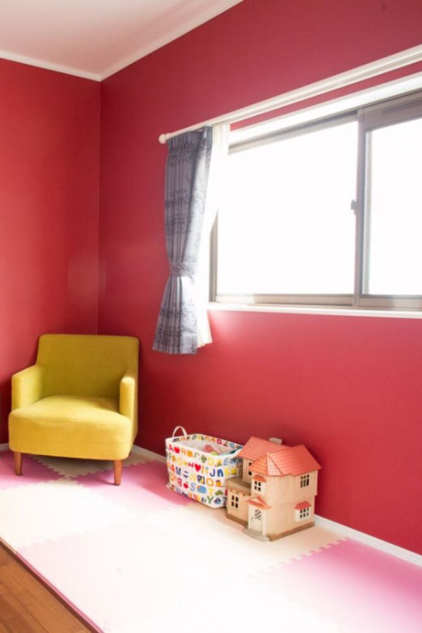 真っ赤な壁がかわいい子供部屋