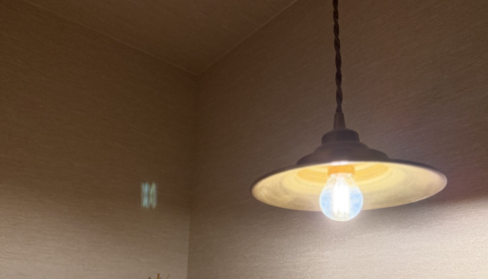 [温かい光の電球のイメージ]